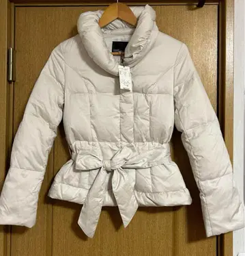 리본 포함 화이트 다운 자켓