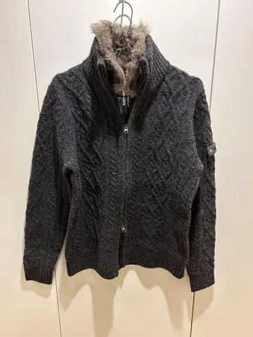 bellwood 다크 그레이 케이블 니트 스웨터