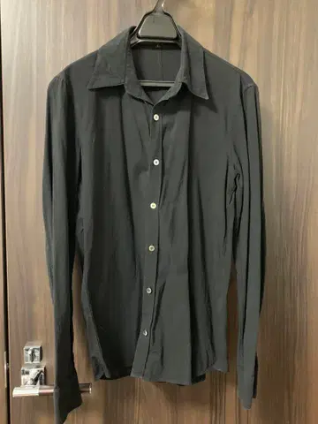 ATTACHMENT 어태치먼트 블랙 셔츠