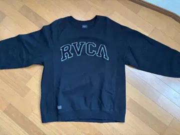 RVCA 블랙 로고 자수 맨투맨
