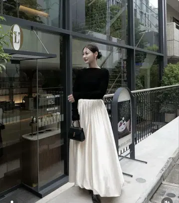 Acka balloon form satin skirt