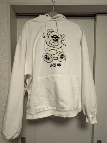OY 곰 자수 화이트 후드티