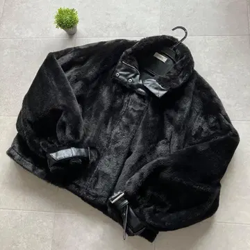 EVRIS 블랙 인조 모피 코트