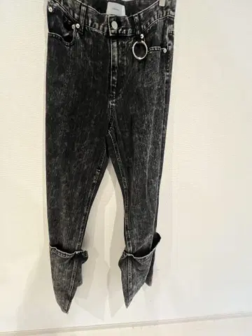 ADRER 블랙 스트레이트 데님 데미지 가공 (둥근 액세서리 없음)