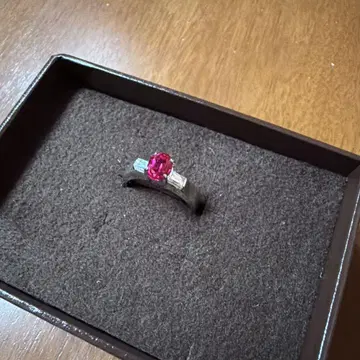 에메랄드 컷 빨간색 반지