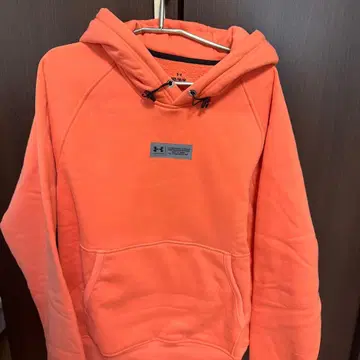 언더아머 오렌지 후드 부착 후드티