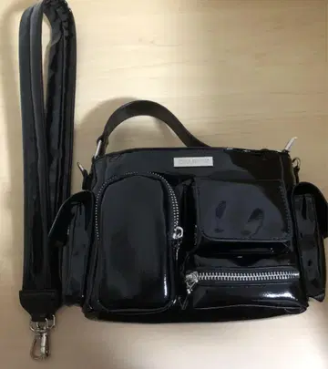ANNA SUI NYC 멀티 포켓 치비 백 블랙