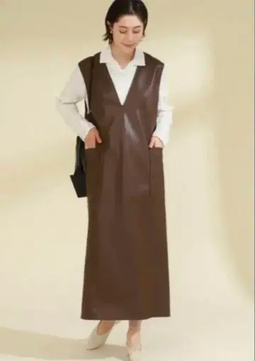 컨디션 최상 Ray BEAMS 인조 가죽 V넥 원피스