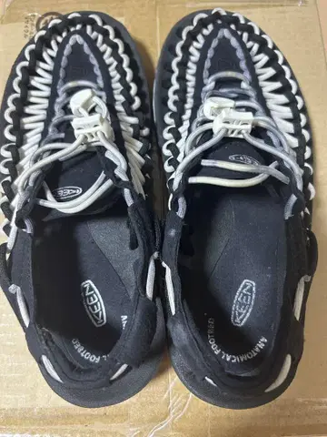 keen 샌들 블랙 화이트