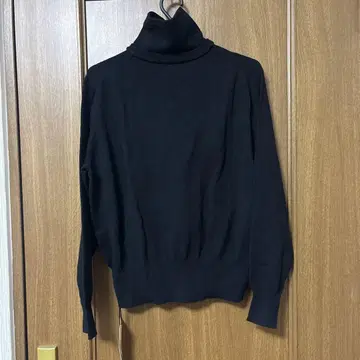 THOMASMAGPIE 블랙 터틀넥