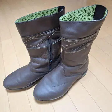 Reebok 브라운 가죽 부츠
