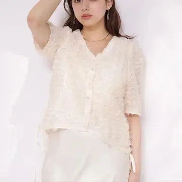 프릴이 달린 화이트 반팔 셔츠