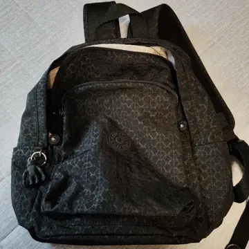 [새상품급] Kipling 기하학 패턴 블랙 백팩
