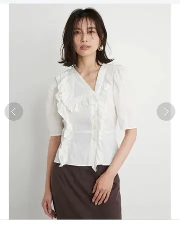 스나이델 프릴 칼라 블라우스