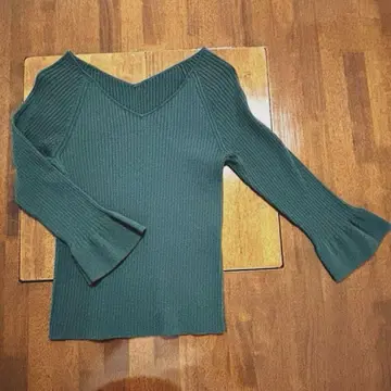 리브 그린 반소매 V넥 스웨터