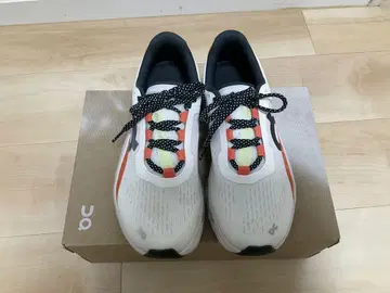 On 클라우드몬스터 화이트 x 오렌지 박스 있음 온 스니커즈