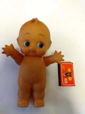옛날에 만들어진 스킨 컬러 아기 인형 저금통
