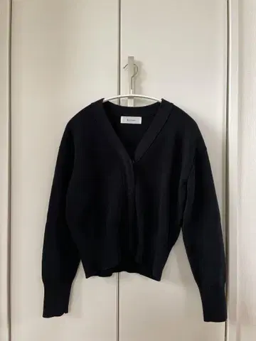 feerique 블랙 V넥 가디건 사이즈 2