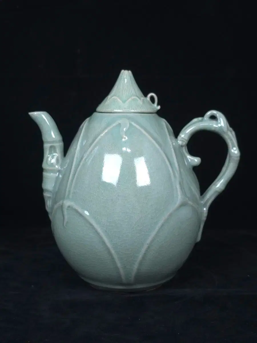 Haegang Yu Geunhyeong Celadon Lotus Bud Teapot