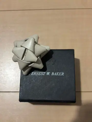 ERNEST W. BAKER 가죽 장미 핀 브로치