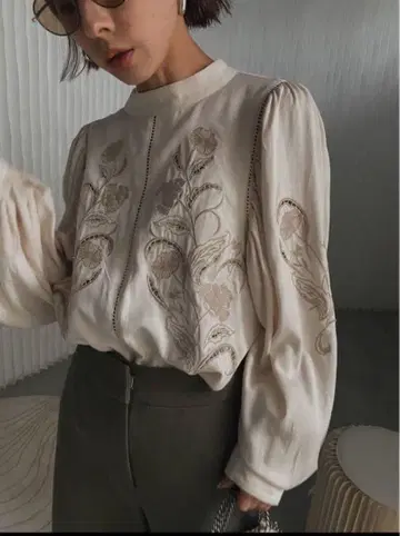ameri LADY EMBROIDERY PUFF BLOUSE