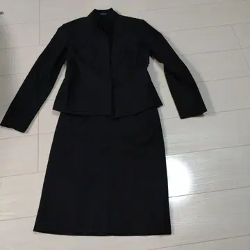 블랙 노카라 스커트 수트