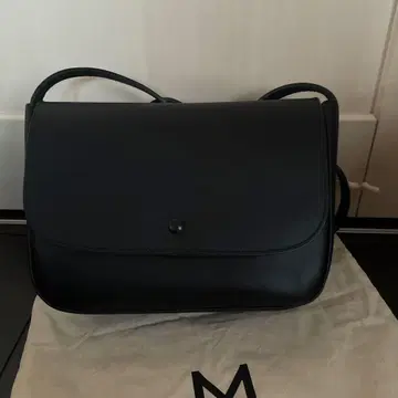 MIMI BERRY 네이비 가죽 플랩 숄더백