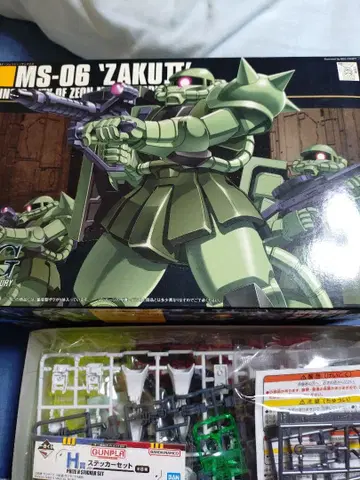 MS-06 ZAKU II & RX-93 V GUNDAM 1/144