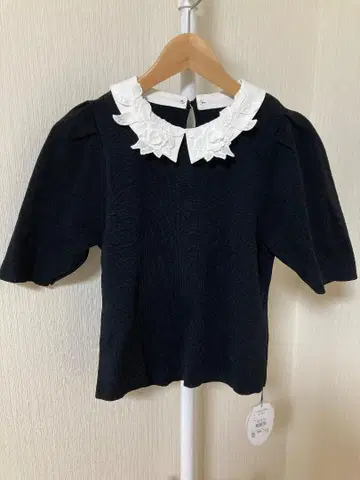 레이스 카라 부착 반팔 상의 블랙