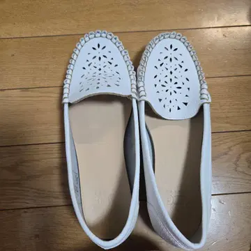 화이트 컷 아웃 디자인 로퍼