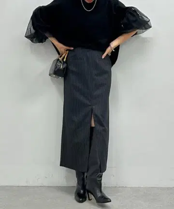 스트라이프 패턴 타이트 스커트 S 사이즈 다크 그레이
