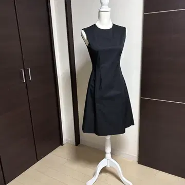 [ 폭시 ] 블랙 슬리브리스 무릎 기장 원피스 40