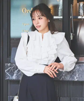 [스윙글] 택 포함 미사용 새상품/파우더리 데신 펄 버튼 프릴 블라우스