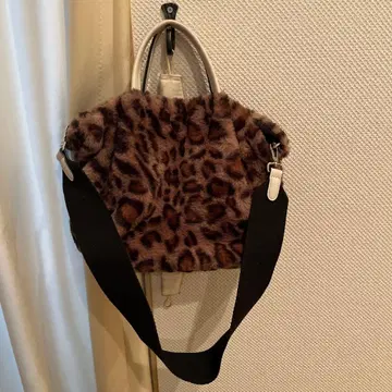 레오파드 무늬 퍼 숄더백