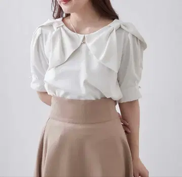 화이트 프릴 반팔 블라우스