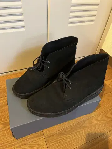Clarks 스웨이드 처카 부츠