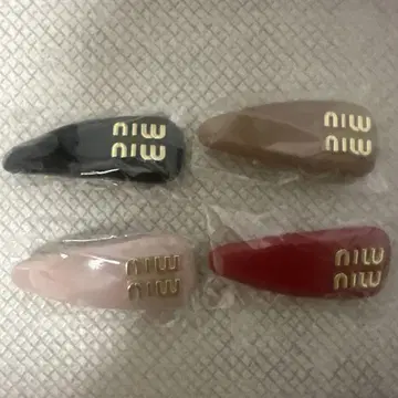 miu 로고가 특징인 헤어 클립 세트 4종