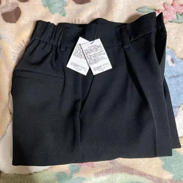 카프리스 마쥬 턱 스트레이트 팬츠