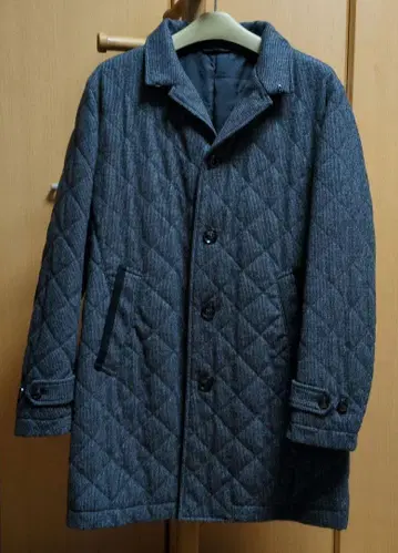 다크 그레이 계열 퀼팅 코트