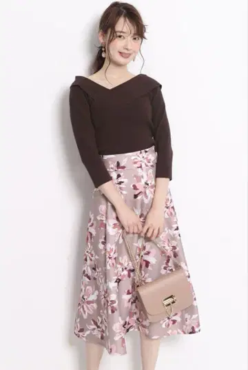[저스길리티] 벨트 부착 플라워 프린트 스커트