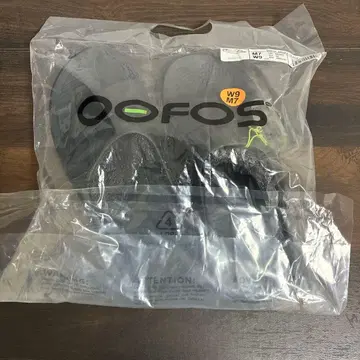 OOFOS 블랙 샌들