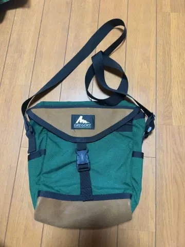 그레고리 숄더백 카우 아방가