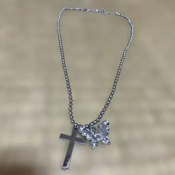 크로스와 나비 모티브의 목걸이