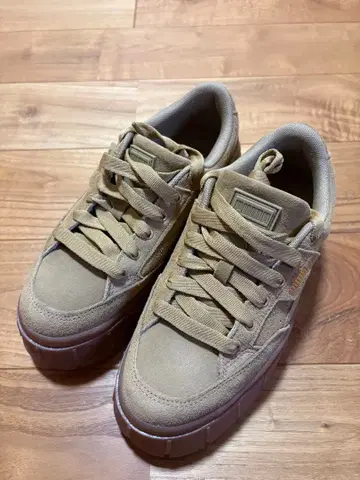 새상품급 PUMA 베이지 통굽 스니커즈 23.5
