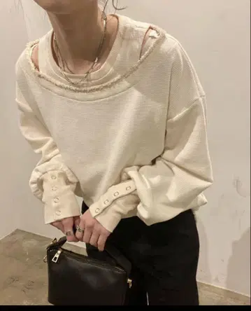 isook 오픈 숄더 긴팔 상의