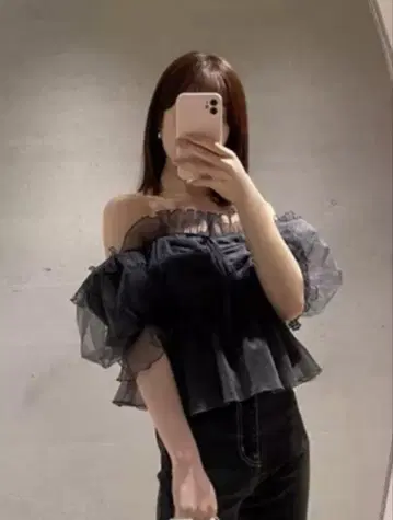 SNIDEL 개더 프릴 오프숄더 블라우스 네이비