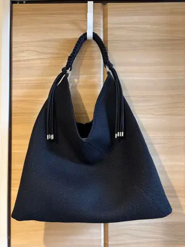 LE VERNIS 파라코드 핸들 메쉬 백 블랙