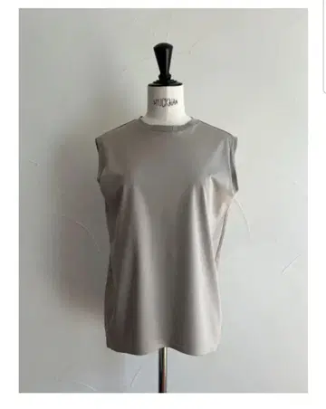 JULYNINE 베이지 슬리브리스 T셔츠