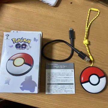 포켓몬 GO Plus+ 본체와 부속품