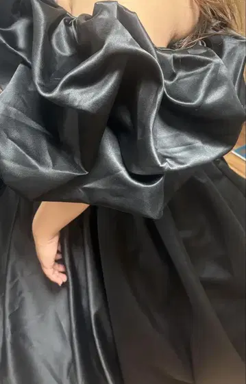오프숄더 프릴 볼륨 드레스 블랙